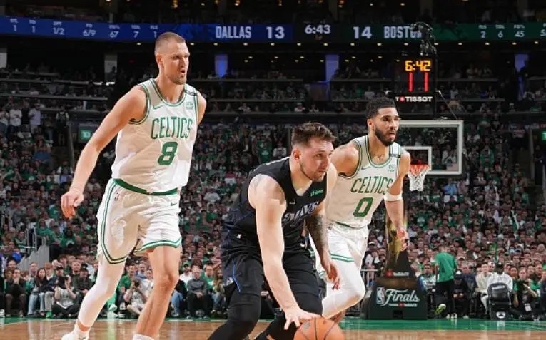 里程碑夜山东泰山手感冰凉；欧篮联国际比赛日刷纪录；更衣室稳定；心理建设被强调的简单介绍